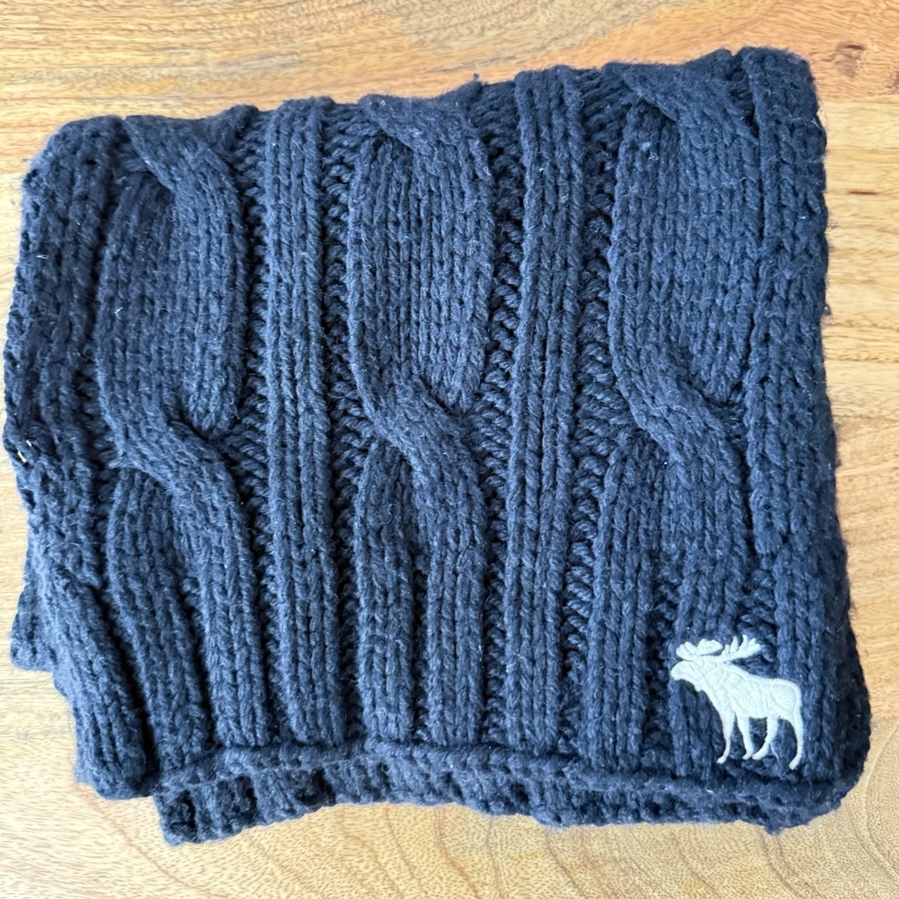Abercrombie & Fitch Chunky Cable Knit Scarf with Moose Logo, Unisex - Picture 3 of 17